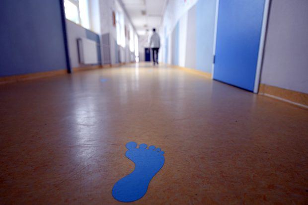 Ministerul Educației a pus la ora 8 dimineața în a treia zi de Crăciun o dezbatere pe regulamentul care le dă drept de vot privaților în agenția care acreditează școlile: „Cele de la stat de ce nu sunt?”