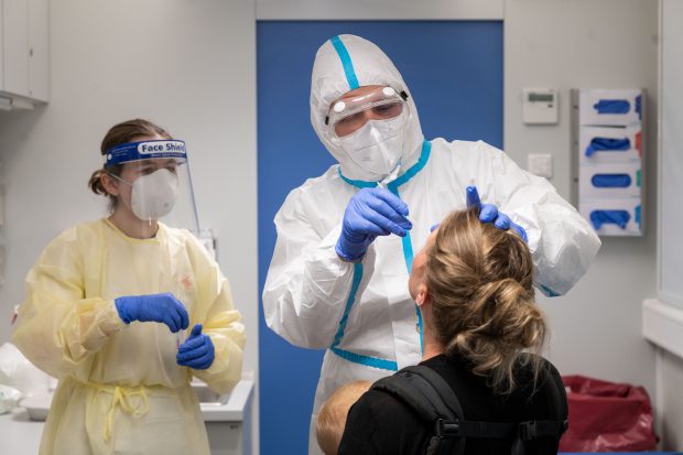 Coronavirus România, 25 octombrie: peste 3.800 de cazuri noi de COVID și 73 de decese. Crește îngrijorător numărul pacienților la ATI