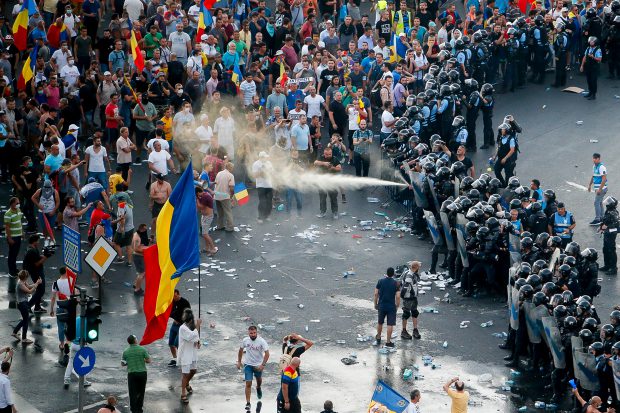Doi bărbați, condamnați definitiv la închisoare cu executare pentru agresarea jandarmeriței la protestele din 10 august