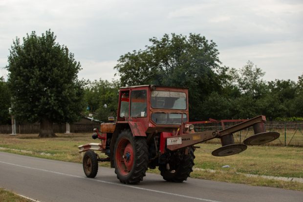 Un bărbat din Vaslui a murit călcat de un tractor condus de fratele său