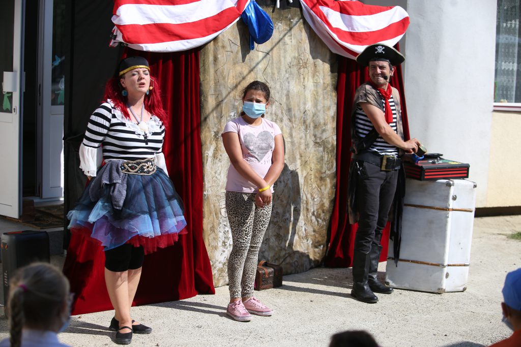 REPORTAJ | Două asociaţii caritabile străbat satele: copiii fac primul duș din viața lor și asistă la primul spectacol de teatru
