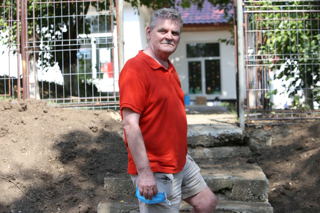 REPORTAJ | Două asociaţii caritabile străbat satele: copiii fac primul duș din viața lor și asistă la primul spectacol de teatru
