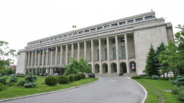 Un deputat USR a acuzat coaliţia că a majorat „pe şest” salariile de la Cancelaria premierului. Ce spune Guvernul