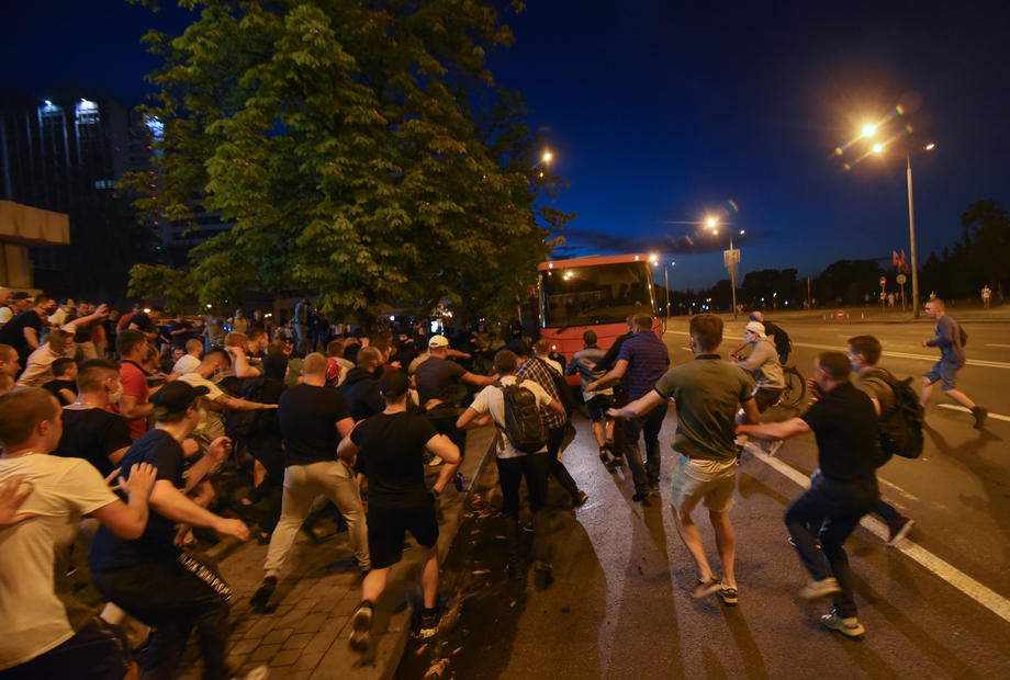 Peste 100 de oameni reținuți în Belarus, după manifestațiile masive și ciocnirile cu poliția