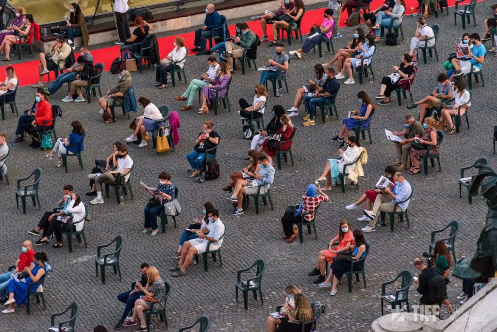 Pasiuni contra COVID. Imagini de la festivalul TIFF din Cluj, unde mii de oameni se uită la filme în aer liber, respectând măsurile