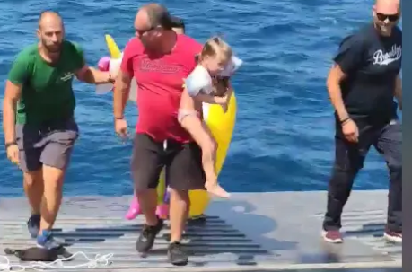 Operațiunea de salvare a unei fetițe de 4 ani, luată de curenți cu tot cu unicornul ei gonflabil, în Golful Corint