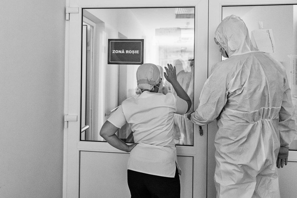 REPORTAJ | În Secţia COVID a Spitalului Judeţean Arad, medicii şi pacienţii împart şi responsabilitatea, şi teama în faţa bolii: „Ne-am dat curaj unii altora!”