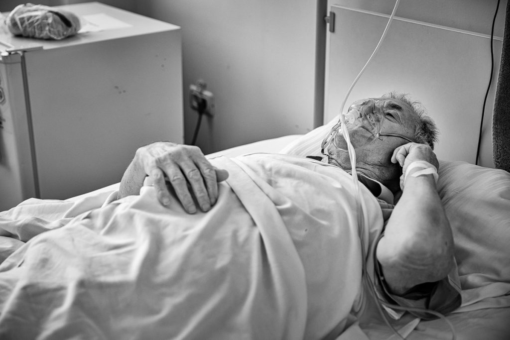 REPORTAJ | În Secţia COVID a Spitalului Judeţean Arad, medicii şi pacienţii împart şi responsabilitatea, şi teama în faţa bolii: „Ne-am dat curaj unii altora!”