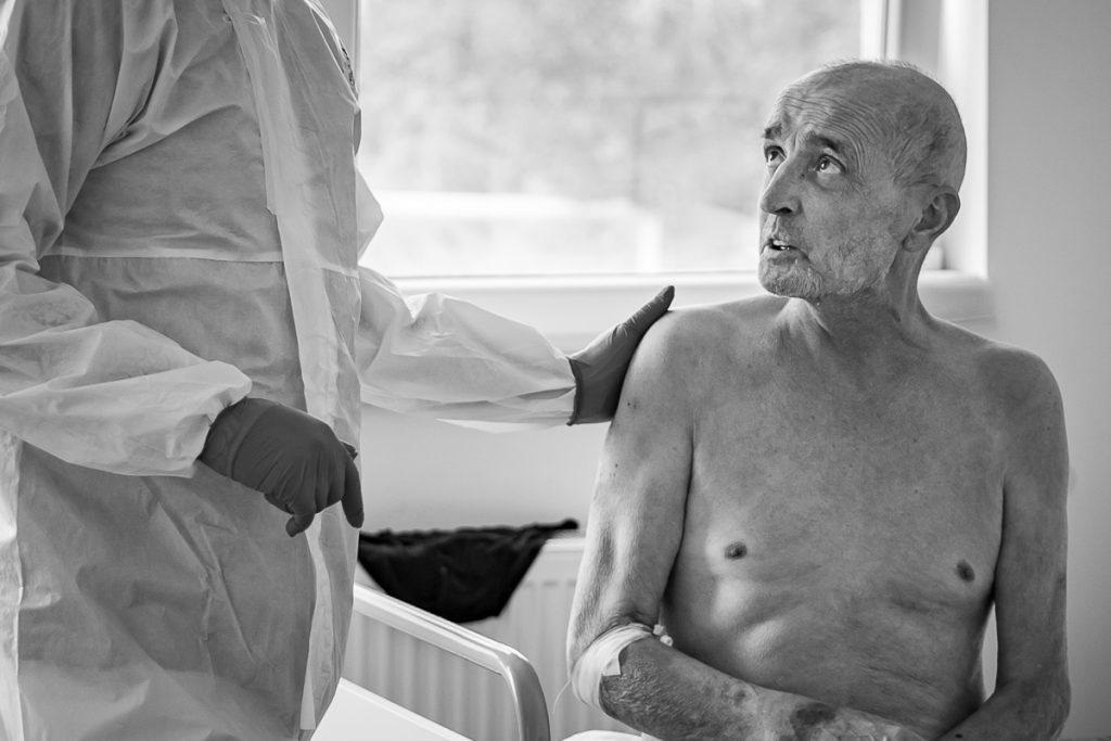 REPORTAJ | În Secţia COVID a Spitalului Judeţean Arad, medicii şi pacienţii împart şi responsabilitatea, şi teama în faţa bolii: „Ne-am dat curaj unii altora!”