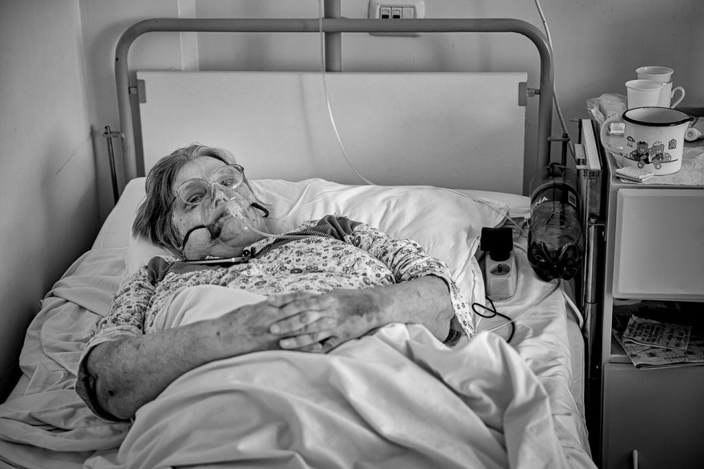 REPORTAJ | În Secţia COVID a Spitalului Judeţean Arad, medicii şi pacienţii împart şi responsabilitatea, şi teama în faţa bolii: „Ne-am dat curaj unii altora!”