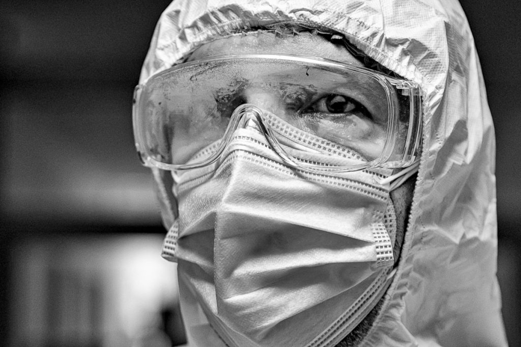 REPORTAJ | În Secţia COVID a Spitalului Judeţean Arad, medicii şi pacienţii împart şi responsabilitatea, şi teama în faţa bolii: „Ne-am dat curaj unii altora!”