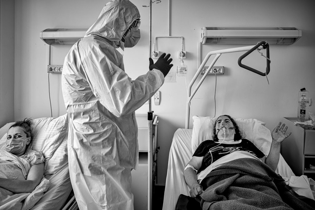 REPORTAJ | În Secţia COVID a Spitalului Judeţean Arad, medicii şi pacienţii împart şi responsabilitatea, şi teama în faţa bolii: „Ne-am dat curaj unii altora!”