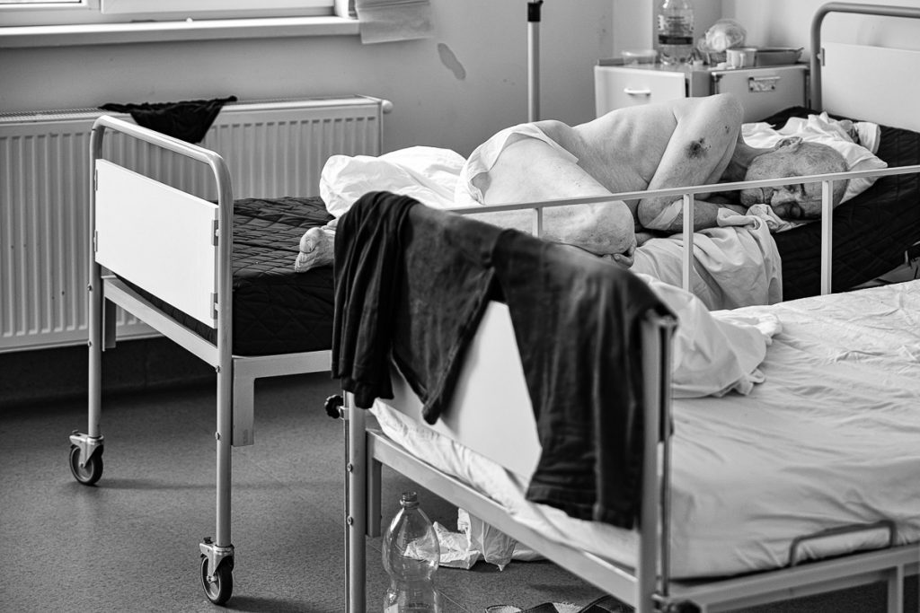 REPORTAJ | În Secţia COVID a Spitalului Judeţean Arad, medicii şi pacienţii împart şi responsabilitatea, şi teama în faţa bolii: „Ne-am dat curaj unii altora!”
