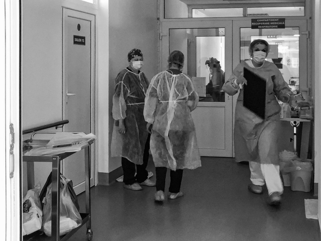 REPORTAJ | În Secţia COVID a Spitalului Judeţean Arad, medicii şi pacienţii împart şi responsabilitatea, şi teama în faţa bolii: „Ne-am dat curaj unii altora!”