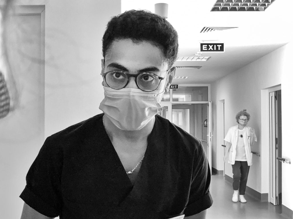REPORTAJ | În Secţia COVID a Spitalului Judeţean Arad, medicii şi pacienţii împart şi responsabilitatea, şi teama în faţa bolii: „Ne-am dat curaj unii altora!”
