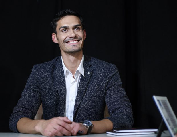 Imagine Stire George Burcea va sta despărțit de fetele lui două luni, cât timp filmează pentru Ferma „Sper să nu se întâmple ceva rău cu familia mea” | 2review.ro