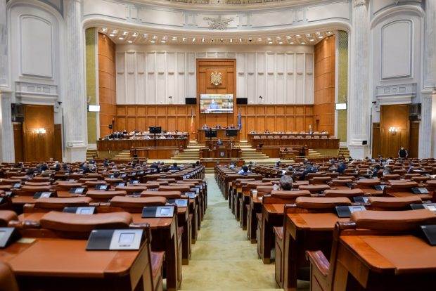 Parlamentul se reuneşte astăzi. Deputaţii şi senatorii depun jurământul