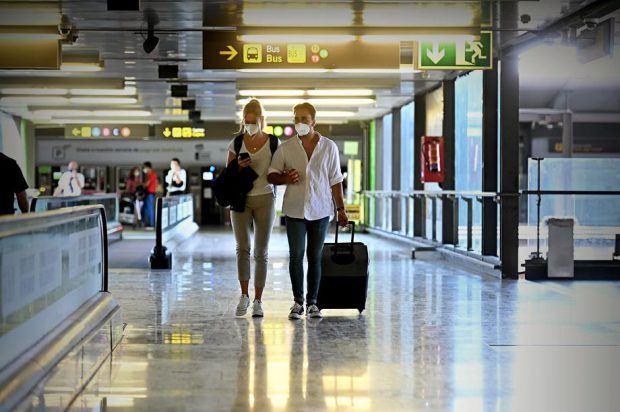 Destinații de vacanță accesibile și în pandemie. Lista de țări în care românii pot intra fără restricții