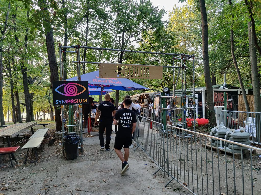 Petrecerea „bobocilor”, în Parcul Herăstrău. Peste 200 de adolescenți la mese și fără mască