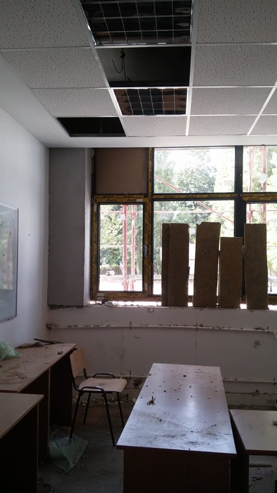 O parte dintre elevii unei școli din sectorul 6 încep cursurile în containere. Clădirea e în reabilitare, firma de construcții pornind lucrările în vară, deși a primit contractul anul trecut