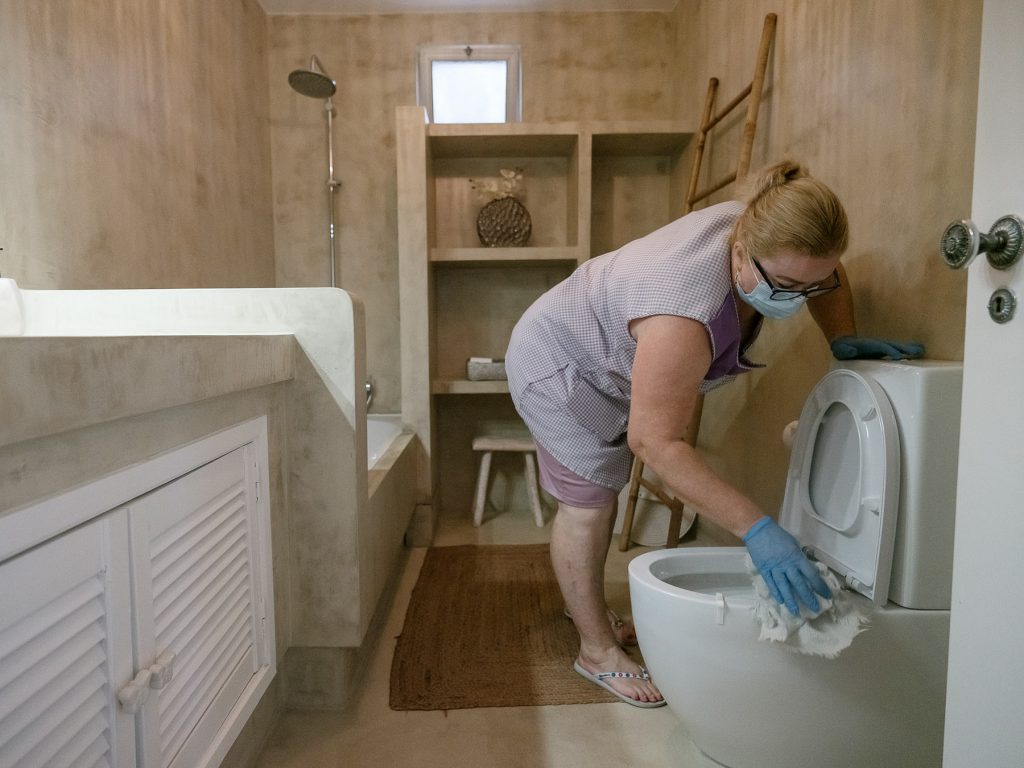 REPORTAJ | În spatele cearșafurilor. Cum arată viața unei femei care face curățenie în Portugalia: “Atâta am muncit, că n-am mai știut care e noapte și care dimineață”