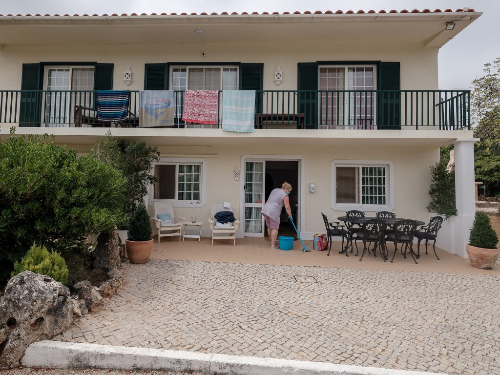 REPORTAJ | În spatele cearșafurilor. Cum arată viața unei femei care face curățenie în Portugalia: “Atâta am muncit, că n-am mai știut care e noapte și care dimineață”