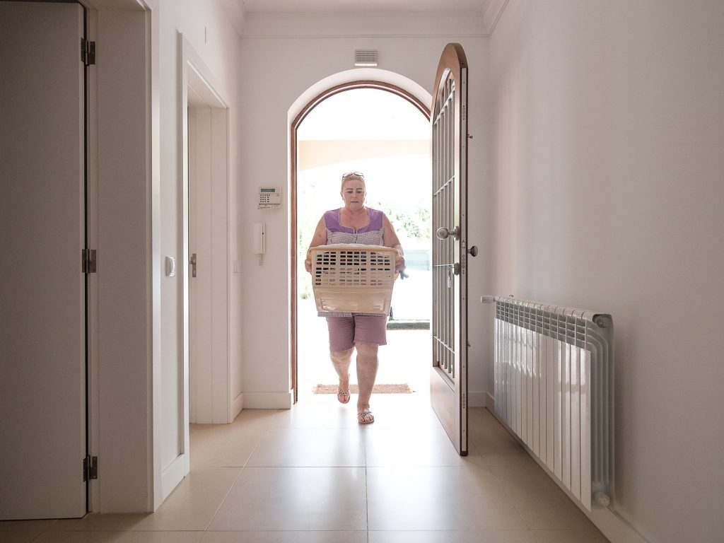 REPORTAJ | În spatele cearșafurilor. Cum arată viața unei femei care face curățenie în Portugalia: “Atâta am muncit, că n-am mai știut care e noapte și care dimineață”