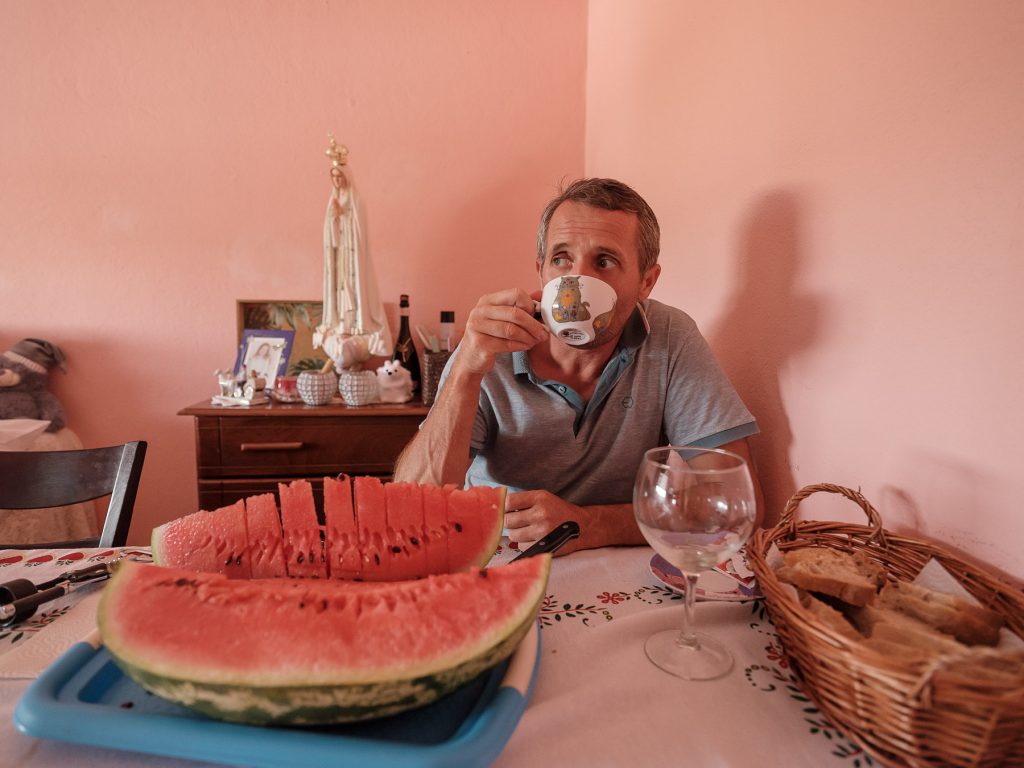 REPORTAJ | În spatele cearșafurilor. Cum arată viața unei femei care face curățenie în Portugalia: “Atâta am muncit, că n-am mai știut care e noapte și care dimineață”