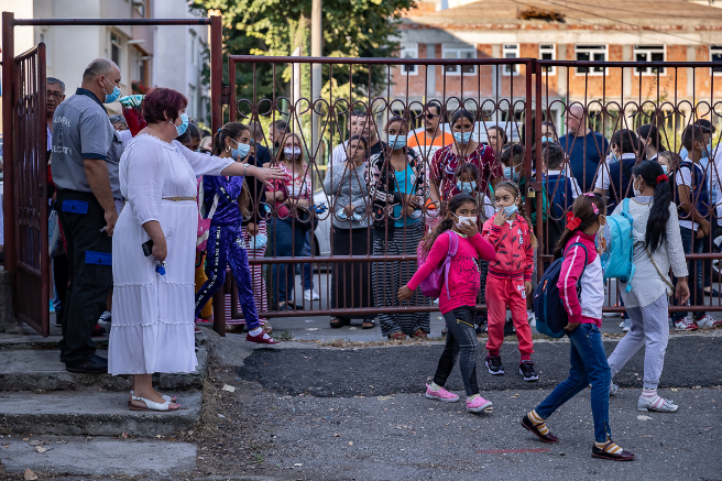 Am petrecut o zi cu o învățătoare: de la cafeaua de dimineață, la reîntâlnirea cu elevii și instructajul anti-COVID. ”Ne îmbrățișăm din priviri anul ăsta, da?”
