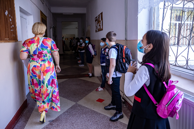Am petrecut o zi cu o învățătoare: de la cafeaua de dimineață, la reîntâlnirea cu elevii și instructajul anti-COVID. ”Ne îmbrățișăm din priviri anul ăsta, da?”