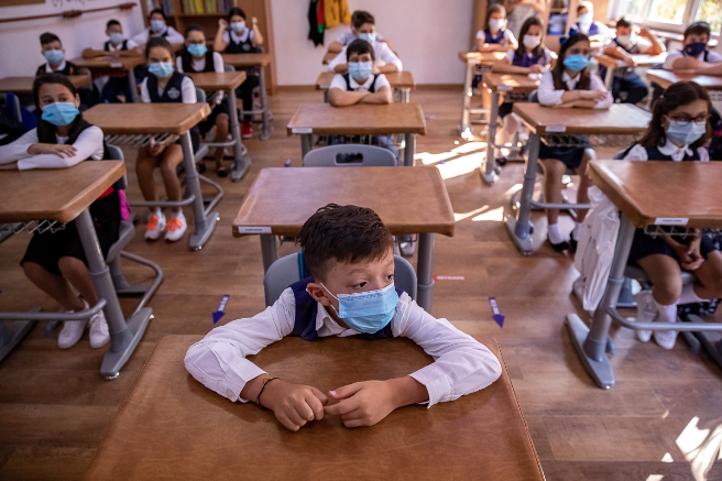 Am petrecut o zi cu o învățătoare: de la cafeaua de dimineață, la reîntâlnirea cu elevii și instructajul anti-COVID. ”Ne îmbrățișăm din priviri anul ăsta, da?”