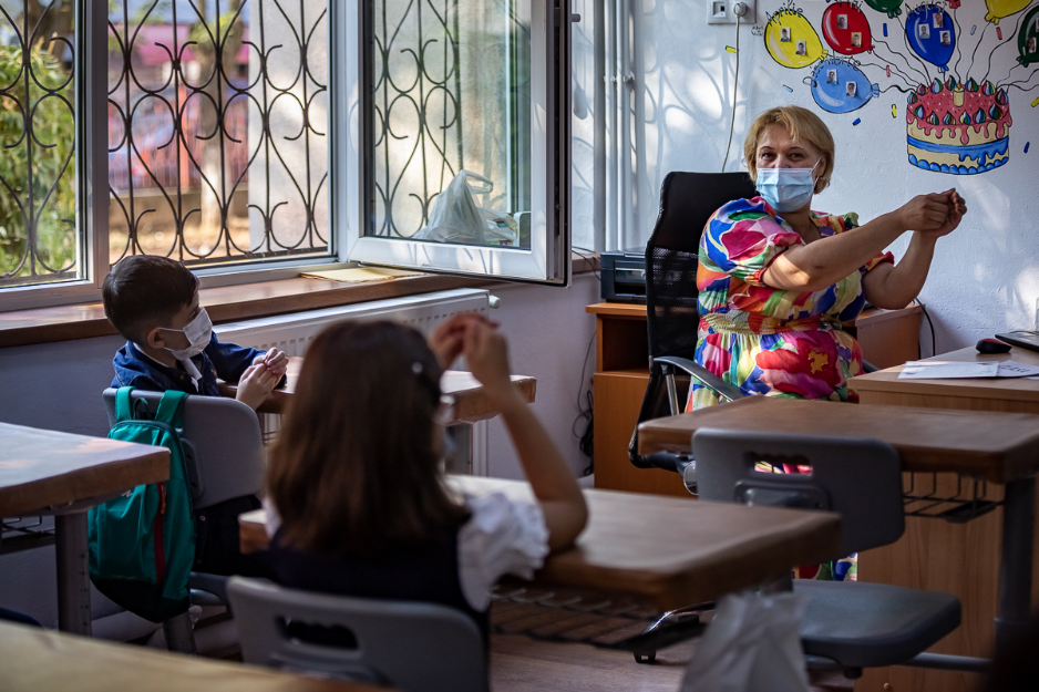 Am petrecut o zi cu o învățătoare: de la cafeaua de dimineață, la reîntâlnirea cu elevii și instructajul anti-COVID. ”Ne îmbrățișăm din priviri anul ăsta, da?”