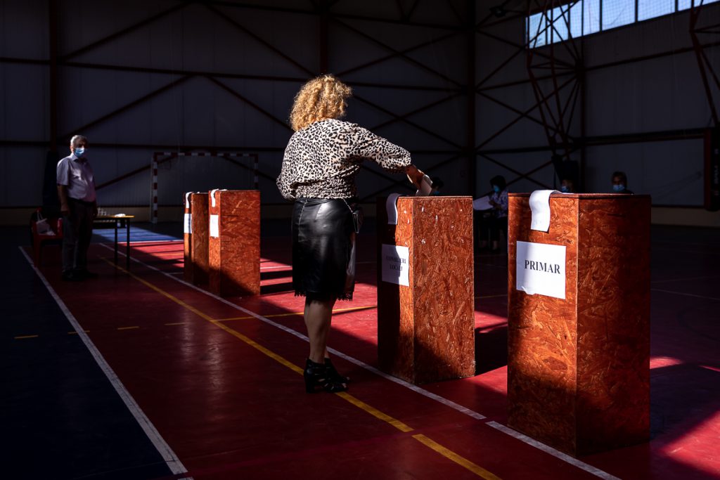 Cozi la alegeri în Ţăndărei, fost focar de Covid-19. Oamenii au votat pentru “şuşale”
