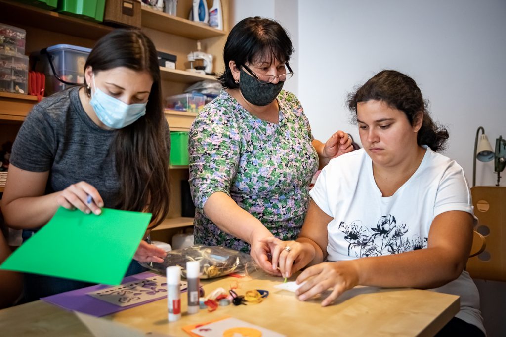 Un microbuz numit speranţă | În pandemie, oamenii cu dizabilităţi de la Asociaţia “Help the People” fac pături și jucării din haine reciclate și visează la excursii