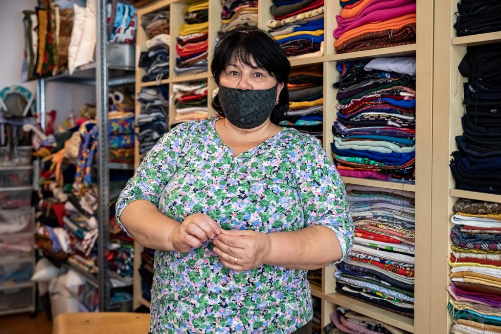 Un microbuz numit speranţă | În pandemie, oamenii cu dizabilităţi de la Asociaţia “Help the People” fac pături și jucării din haine reciclate și visează la excursii