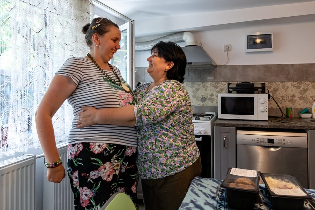 Un microbuz numit speranţă | În pandemie, oamenii cu dizabilităţi de la Asociaţia “Help the People” fac pături și jucării din haine reciclate și visează la excursii