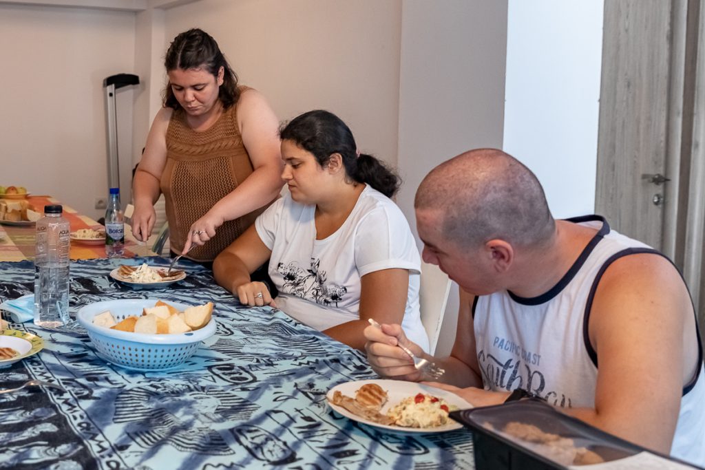 Un microbuz numit speranţă | În pandemie, oamenii cu dizabilităţi de la Asociaţia “Help the People” fac pături și jucării din haine reciclate și visează la excursii