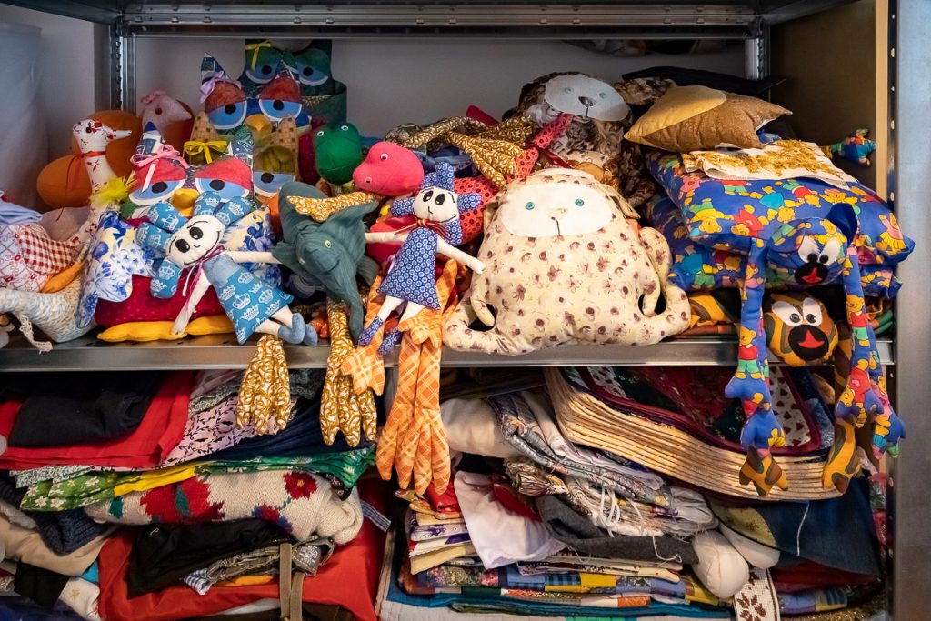 Un microbuz numit speranţă | În pandemie, oamenii cu dizabilităţi de la Asociaţia “Help the People” fac pături și jucării din haine reciclate și visează la excursii