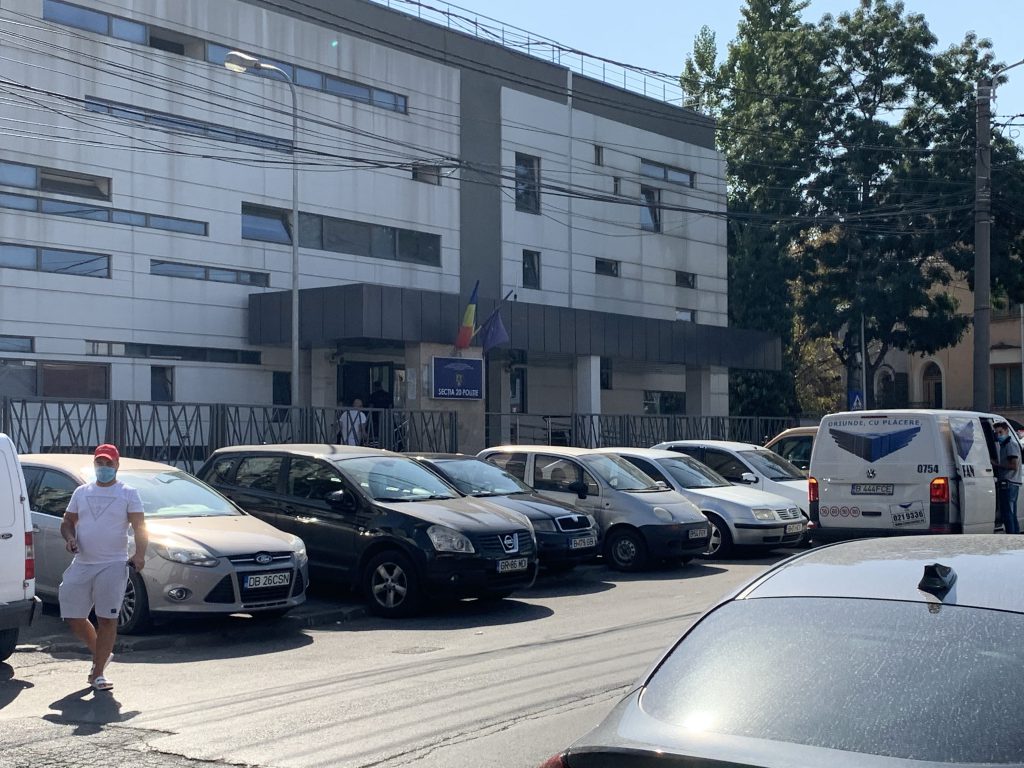 CAMERA ASCUNSĂ. La trei ani de când a fost trimis în judecată pentru 31 de violuri, guru Bogdan Giuseppe racolează fete în Piața Unirii, sub ochii autorităților!