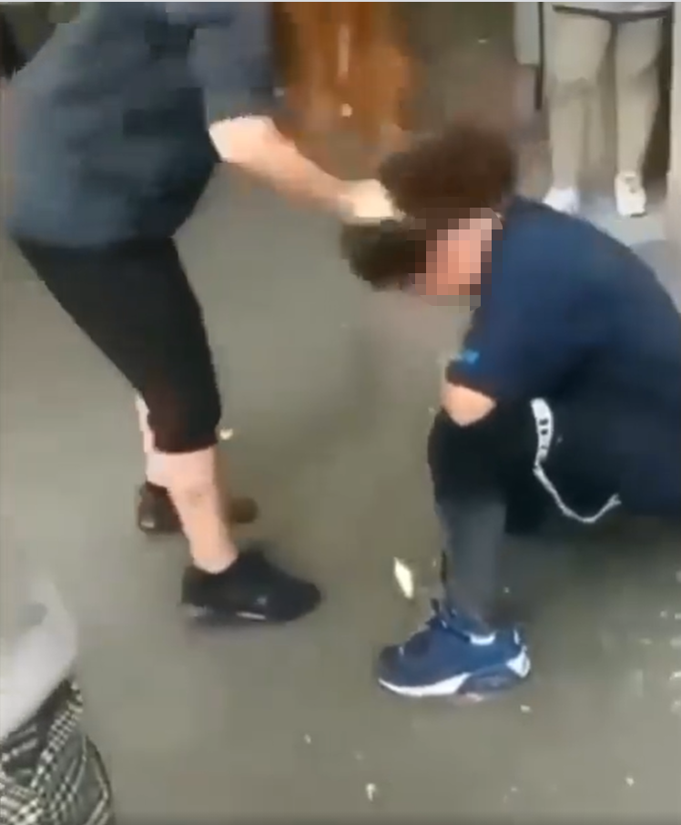 “O să îți dau una de o să te adorm”. Au erupt online alte cazuri de violență extremă între adolescenți, ce fac autoritățile?