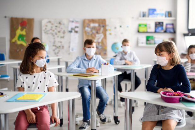 Ministerul Educației vrea să știe până pe 15 ianuarie câți profesori sunt dispuși să se vaccineze. În funcție de asta, „analizăm deschiderea școlilor”