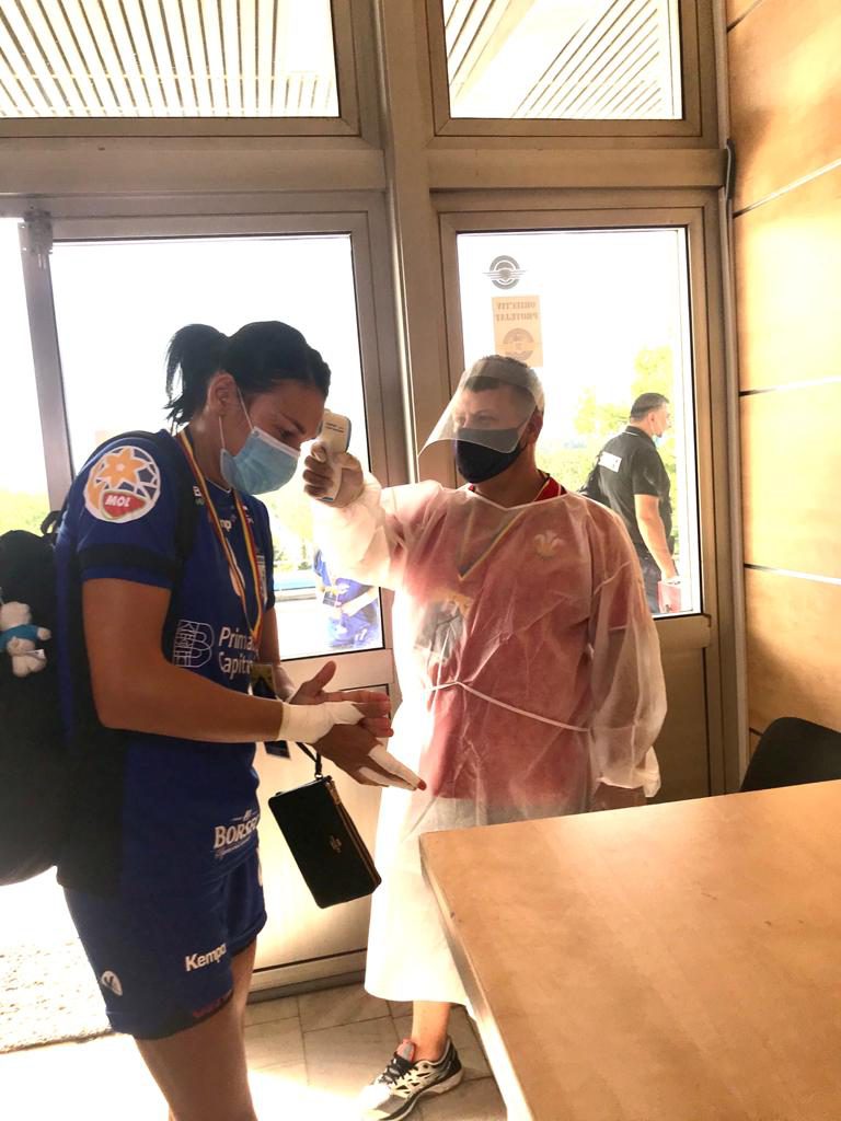 CSM București a câștigat primul meci oficial jucat după șase luni de pauză. ”Tigroaicele” s-au calificat în semifinalele Cupei României la handbal