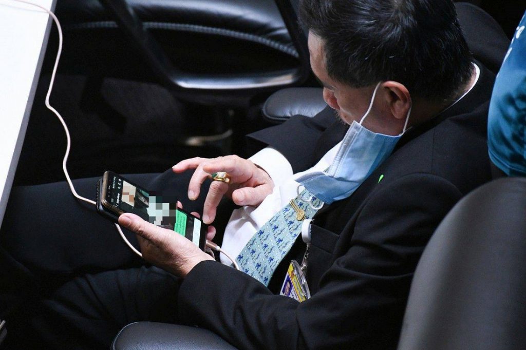 Un deputat thailandez a fost fotografiat în timp ce se uita la imagini pornografice, în Parlament. Șeful Adunării Naționale a avut o reacție surprinzătoare