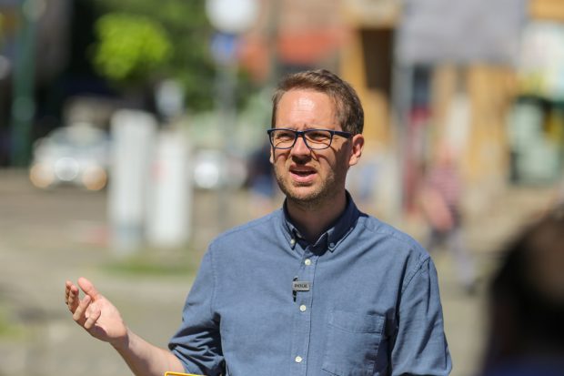 Dominic Fritz, ținut departe de primărie din cauza contestațiilor, la fel ca Nicușor Dan. O plângere vizează lipsa cetățeniei române
