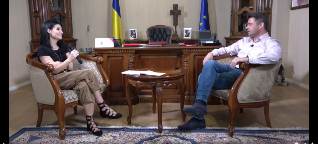 Pe 2,3 milioane de lei bani publici, Lavinia Șandru îl laudă pe primarul Florea în emisiuni online: ”Cei de dinainte nu au făcut nimic, așa că să tacă!”