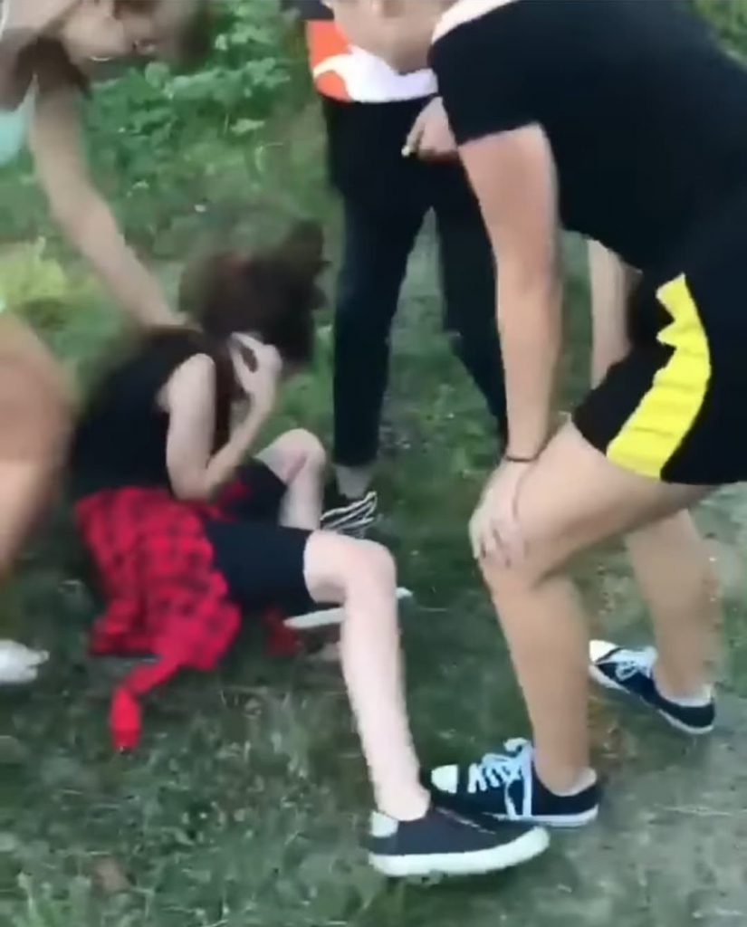 Noi detalii în cazul celor patru adolescente care au agresat și umilit o fată de 13 ani din Târgu Jiu. E un fenomen, nu un accident! ”O bătui pe una până o leșinai”