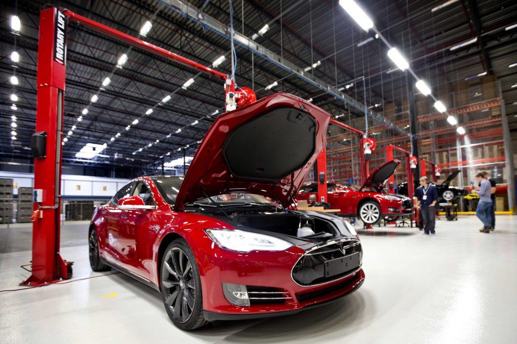 Revoluția Tesla. Morgan Stanley estimează investiții de 10.000 de miliarde de dolari pentru dezvoltarea bateriilor, care sunt 40% din costul unei mașini electrice