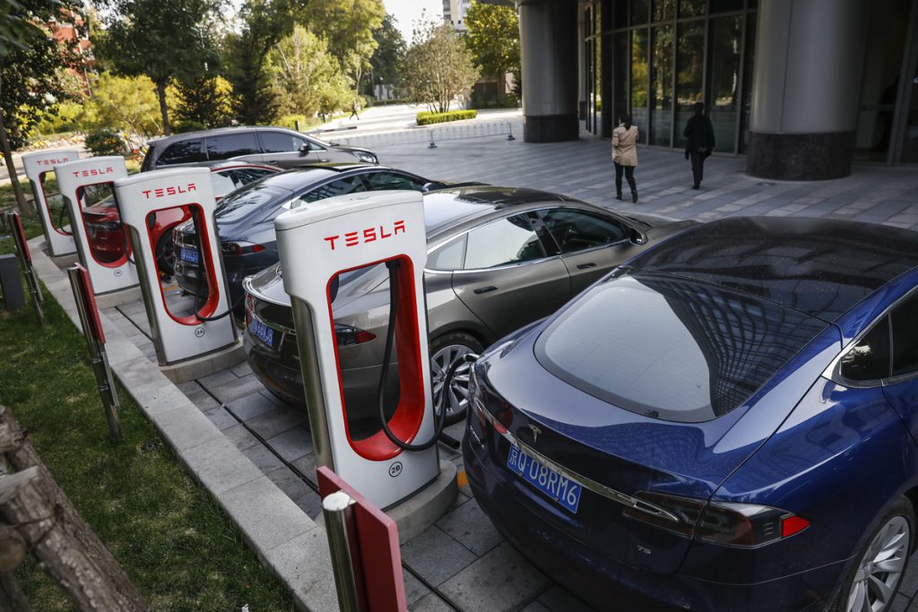 Revoluția Tesla. Morgan Stanley estimează investiții de 10.000 de miliarde de dolari pentru dezvoltarea bateriilor, care sunt 40% din costul unei mașini electrice