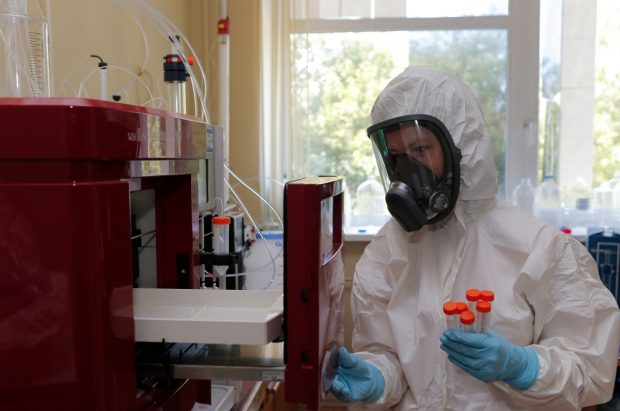 Rusia lucrează la un vaccin anti-COVID-19 care să genereze o imunitate celulară de peste 13 ani