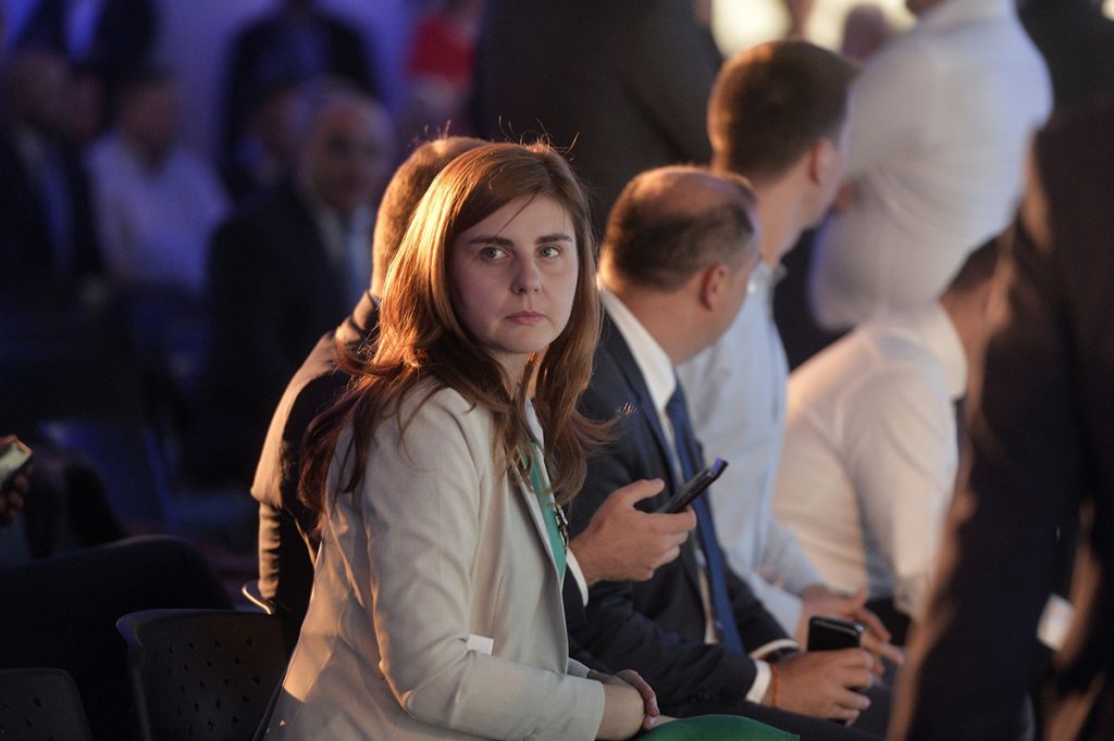 Ioana Petrescu, fost ministru de finanțe: “Dacă ar fi să dau un sfat, aș încuraja cât mai multe femei să intre în politică, să intre în administrația publică, acest sacrificiu merită” (II)